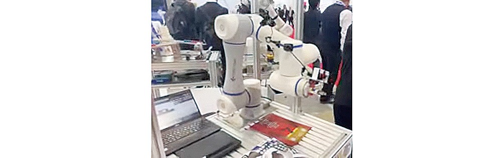 扉の先eyerobot.jpg