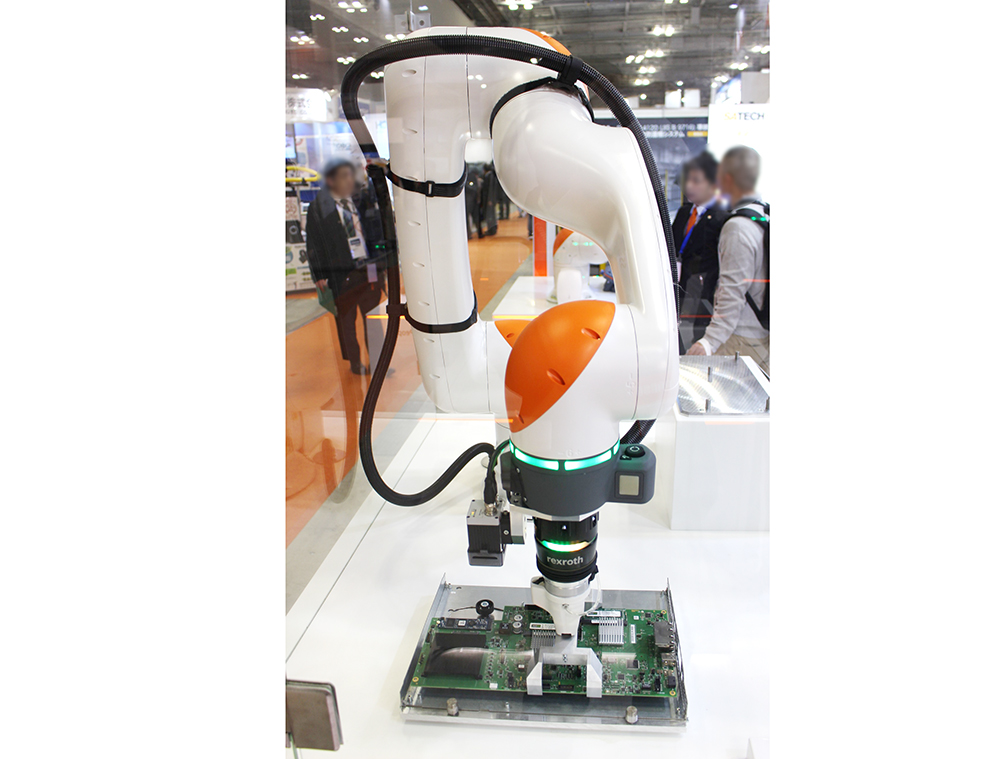 7面ロボットで「人手不足」乗り越えるP1KUKA.jpg