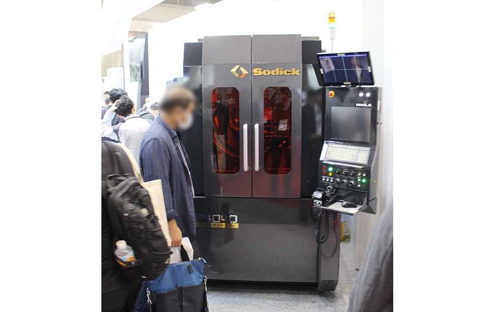 12面技術トレンド・フェムト秒レーザー加工機P1ソディック(JIMTOF2024).jpg