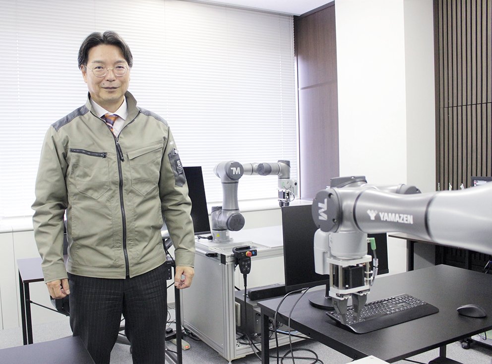 山善・協働ロボットテストラボ_植島部長.jpg