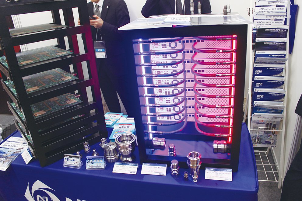 水冷方式に備えて次世代継手を提案するメーカーも(26年3月に都内で開かれたData Center Japanで).jpg