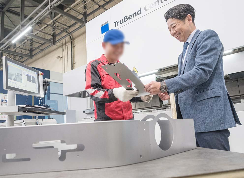 4面【先駆け板金業】キャニコム（トルンプユーザー）カッコいいマシンで高能率草刈機を製造P3DSC_9322.jpg